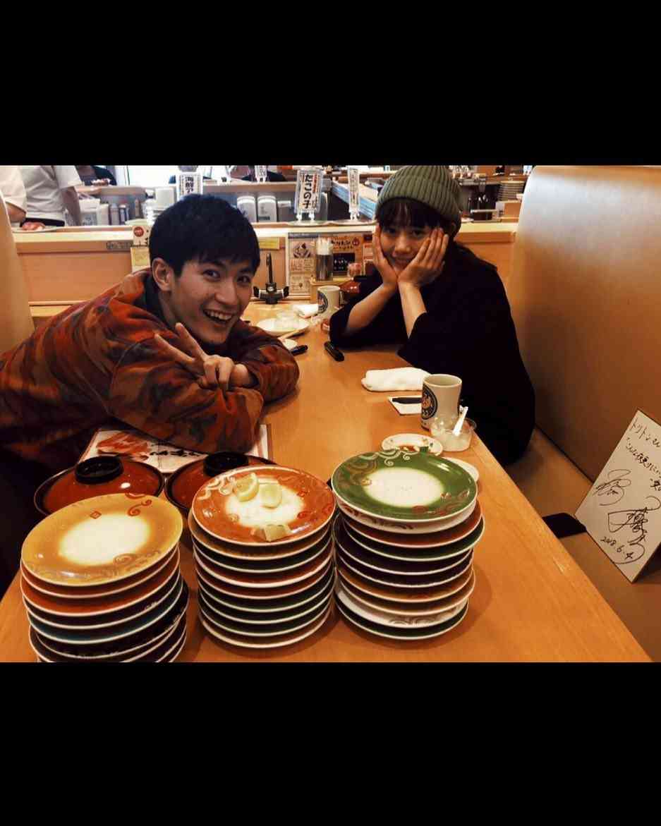 Haruma Miura 三浦春馬 on Instagram: “【こんな夜更けにバナナかよ】の撮影の合間に回転寿司トリトン。に行ってまいりました。懐かしい。あまりの美味しさに、みっちゃんとこれだけ完食！！ お店側の要望によりサインを書かせて頂きました。札幌にお立ち寄りの際には、どこの店舗なのか探してみてください。笑 ?✨?…”