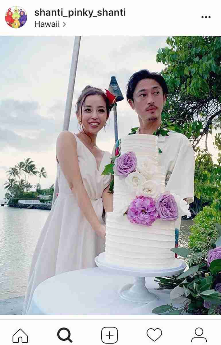 窪塚洋介＆PINKY、ハワイ挙式でのウェディングケーキを公開　入刀する夫婦ショットに1万超「いいね！」