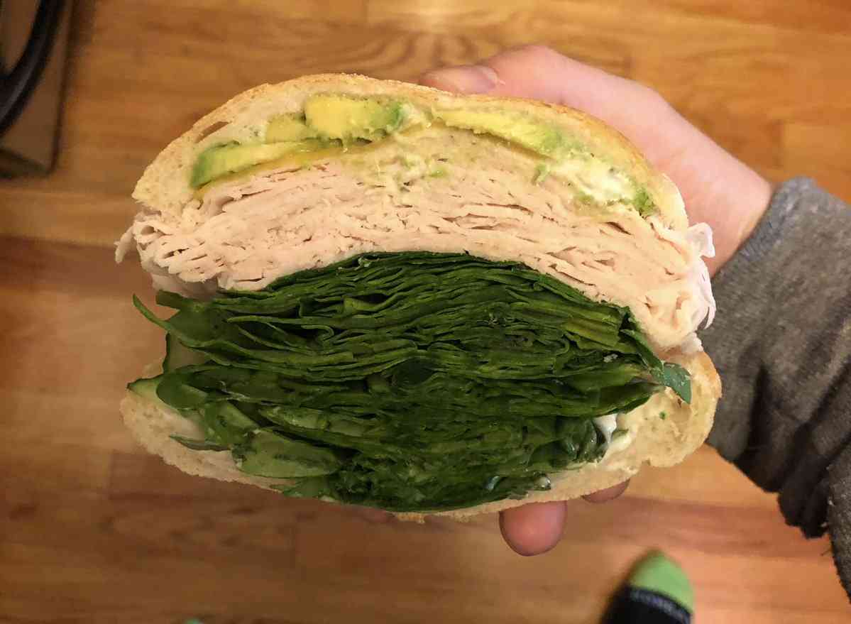 サービスなのか嫌がらせなのか　野菜がメガ盛りのサンドウィッチ