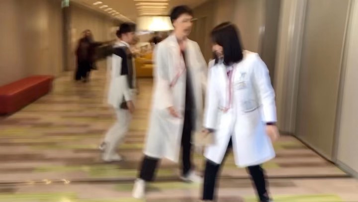 日本テレビ「トップナイフ-天才脳外科医の条件-」? on Instagram: “. 宣言通り撮影風景お見せします❗️ #トップナイフ #天海祐希 #椎名桔平 #広瀬アリス #永山絢斗 #古川雄大 #福士誠治 #森田望智 #藤本泉 #宮本茉由 #三浦友和 #主題歌を合わせてみたら #イントロのリズムとポージングがいい感じ? #お嫁にいけなくなっちゃう⁉︎…”