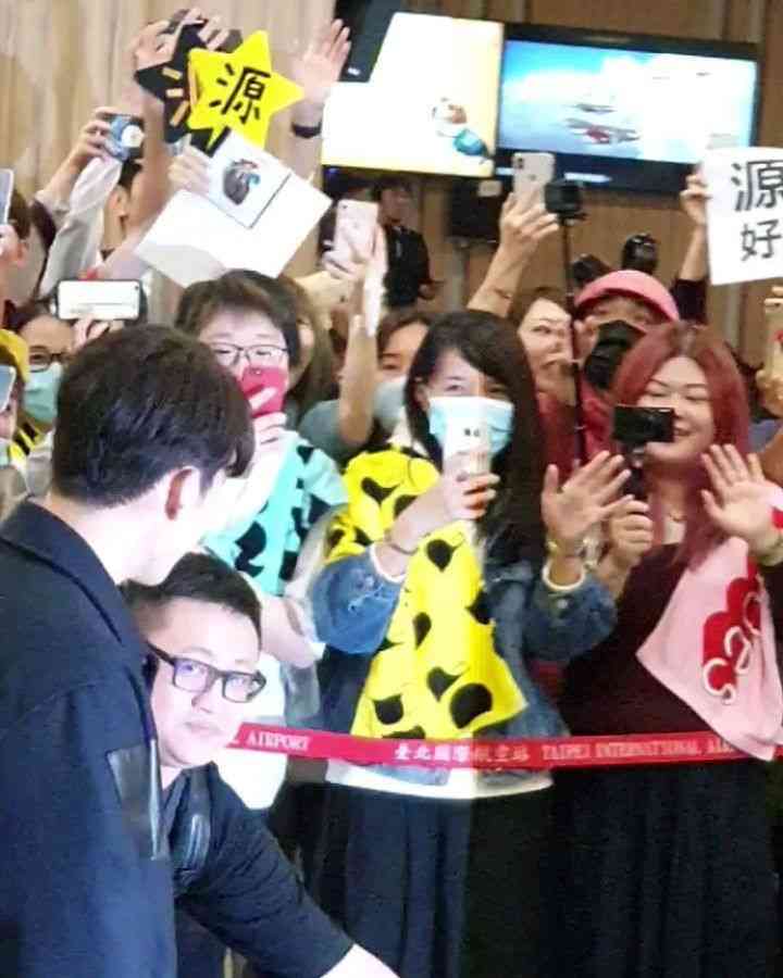 鏡娛樂 on Instagram: “星野源，本人耶！是本人啊！#星野源 #接機 #mirrormeida”