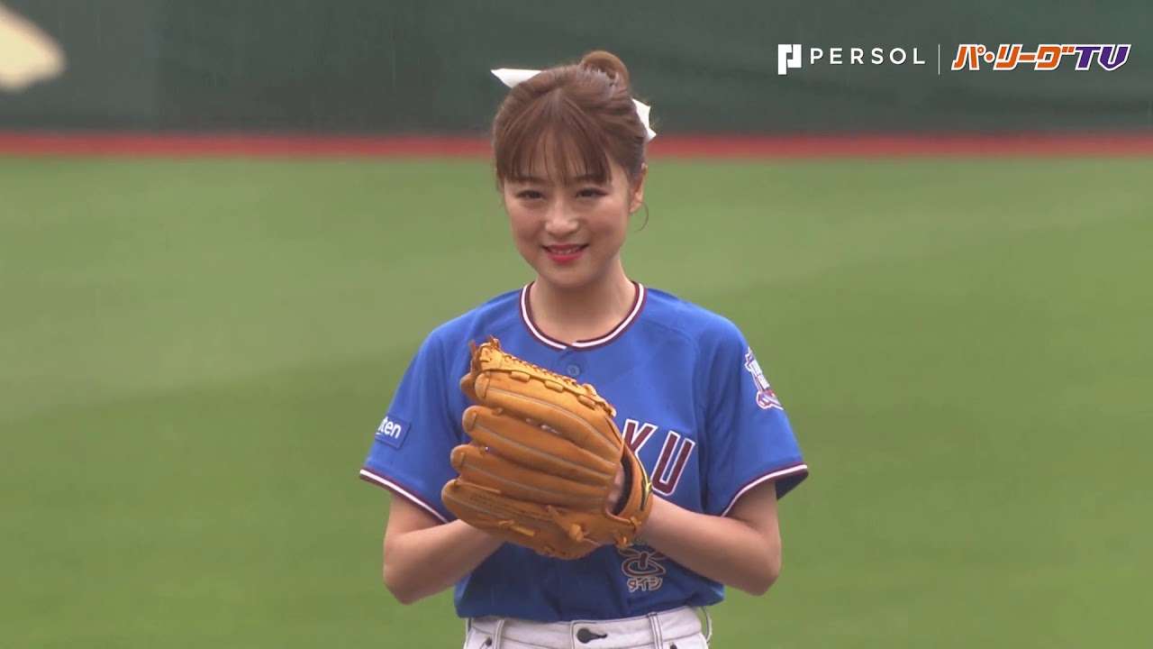 どこで!? いつ!? どうやって!? 投げそうで投げない始球式 - YouTube