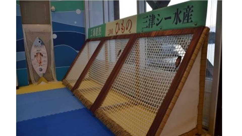 子供たちが「アジ」になりきれるシュールな施設が話題…干されて最後はアジ定食に