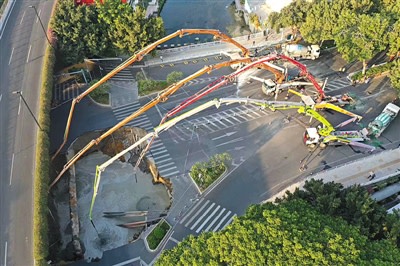 広州で道路陥没　当局、落下した3人助け出さずセメント注入