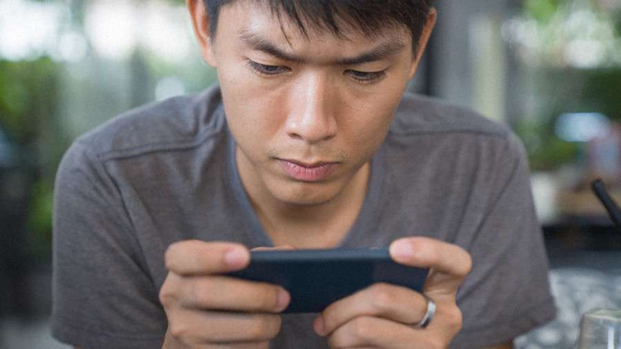 子どもの世話よりスマホゲーム「非イクメンの実態」