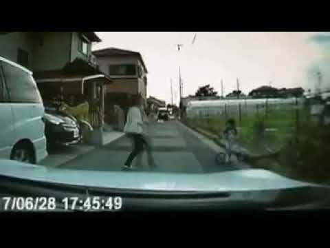 コレこそが親ですよ   こういうのも体罰とかいうバカは居るのかのうω     飛び出した子供に平手打ちでも引かれたらそんなもんじゃ済まない痛みで子供は覚える   母親はキチンとドラ - YouTube