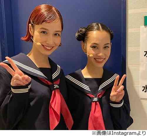 水原希子、姉妹“セーラー服ツーショット”に反響