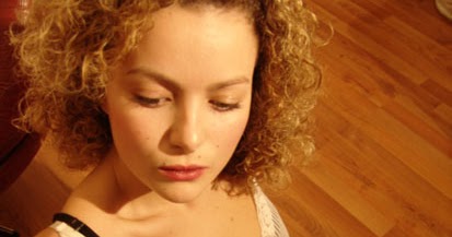 アメリカ生活 ここが違う！: 口に付けて行うピースサインの意味