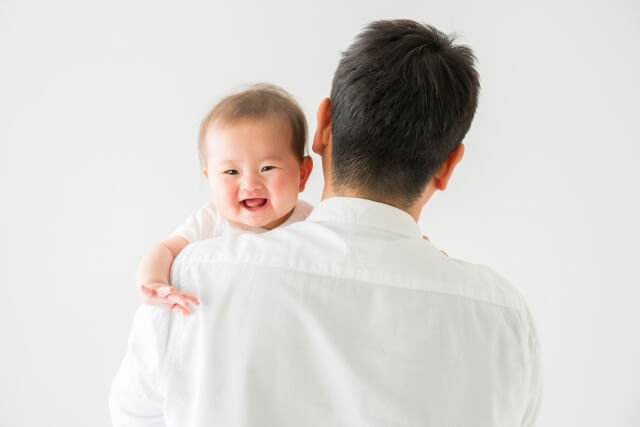 育休中の夫、3割が家事・育児は「1日2時間以下」 「自分の子どもだということを知って」と不満を抱く妻も