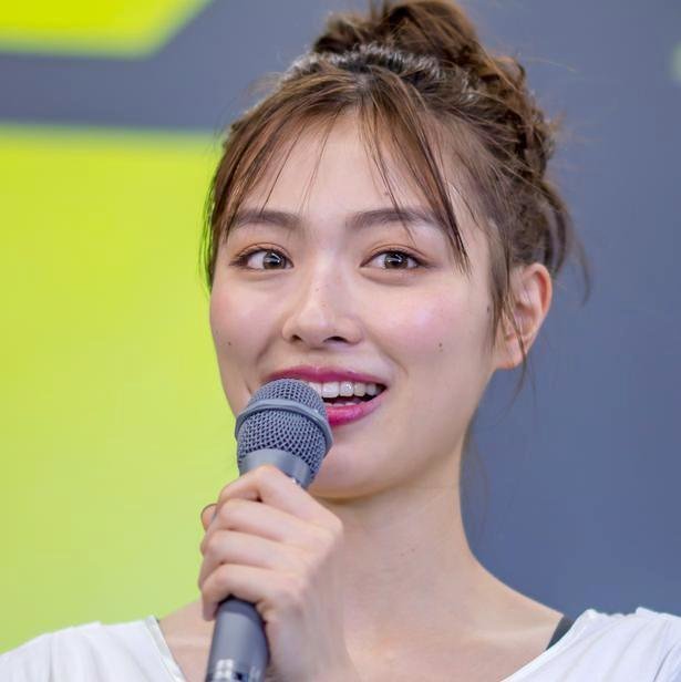 内田理央、透明感あふれる“美脚＆妖精風”SHOTに絶賛の声！「めっちゃ細い」「可愛すぎて吹っ飛びました」 （1/3） | 芸能ニュースならザテレビジョン
