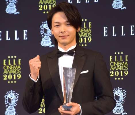 中村倫也“最も活躍した男性”に選出　自虐交え受賞の喜び「竹馬乗ってもスタイリッシュにならない」 | ORICON NEWS