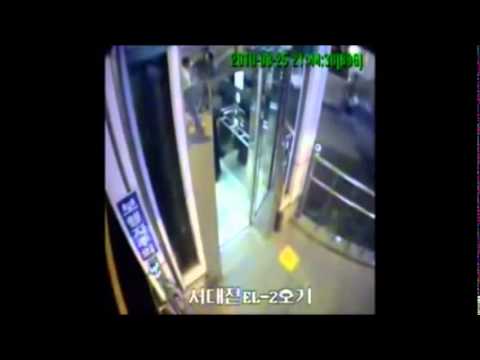 韓国人がエレベーターにつっこみ落下 - YouTube