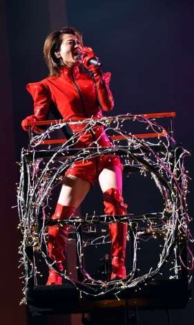 氷川きよし、Xmasライブで衣装8変化 「ボヘミアン・ラプソディ」日本語カバーで観客圧倒