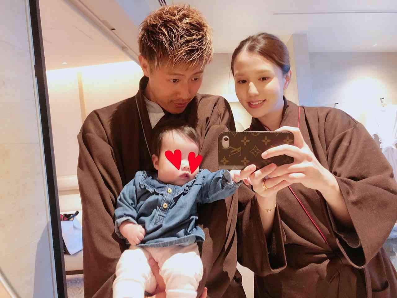 丸高愛実、夫・柿谷曜一朗と長女1歳を祝う家族写真公開「メロメロ」「親バカ」