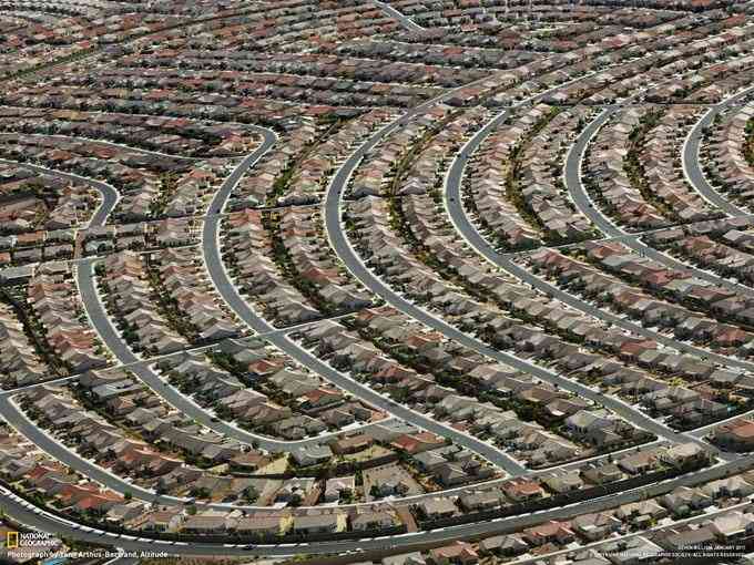 「この住宅地は地獄に見える？それとも天国に見える？」意見が割れていたアメリカの街並み