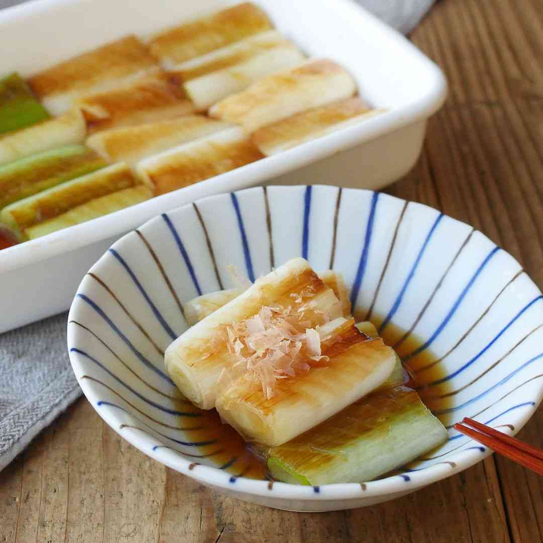 とろとろ染みじゅわ。長ねぎのしょうが醤油焼きびたし - macaroni
