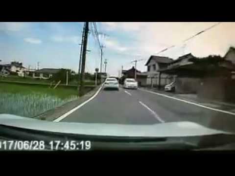 生活道路を飛ばす車カスのせいで子供が母親にビンタを食らう。 - YouTube