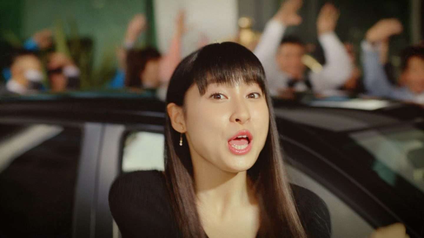 黒髪の前髪ぱっつん女性を貼るトピ