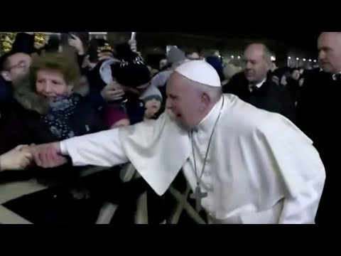 ローマ教皇、広場で腕をひっぱる人の手をピシャリ　新年に謝罪 - YouTube