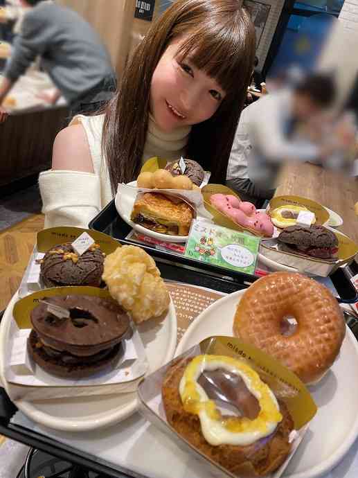 もえあず、ミスドの食べ放題を堪能「改めてみると種類すごい～」 - Ameba News [アメーバニュース]