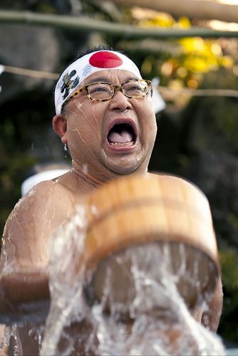 成人式2020 浮気と大乱闘 沖縄〜足立 逮捕の新成人(DQNズ)一升瓶を持って乱闘」#卍 #成人式 - NAVER まとめ