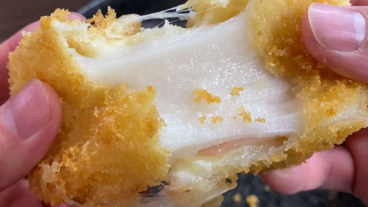 【超簡単】サクサクのもっちもち♪『はちみつ揚げもっちーず』Making fried Mochi Cheese - YouTube