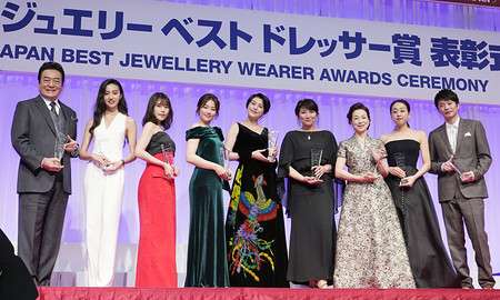 ジュエリーの輝きが似合う著名人を表彰 - 文京経済新聞