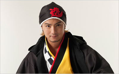 上地雄輔、遅刻したダンサーに与えた罰がドン引き過ぎる…「死」「殺」と書いた段ボール、バケツにドリンクの制裁  |  毒女ニュース