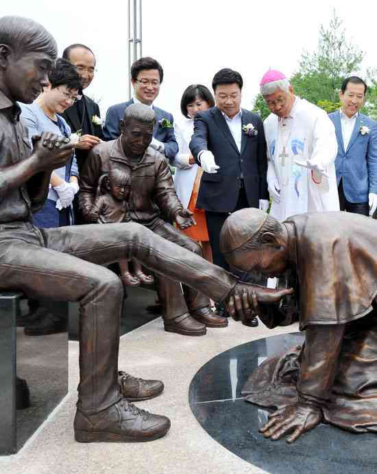 ローマ教皇が謝罪　手離さなかった女性の手をたたく