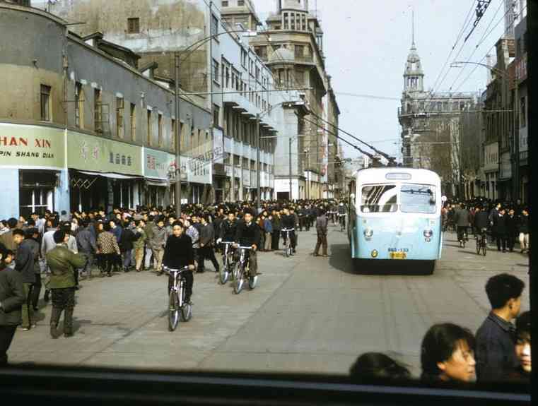 【画像】48年前（1972年）の仕事始めの写真が話題　着物姿の電話交換手など