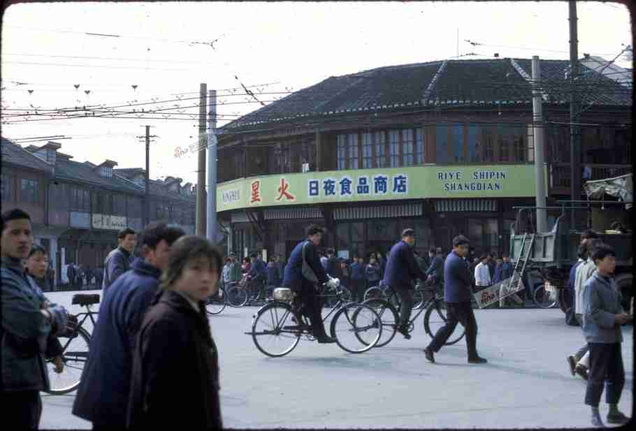 【画像】48年前（1972年）の仕事始めの写真が話題　着物姿の電話交換手など