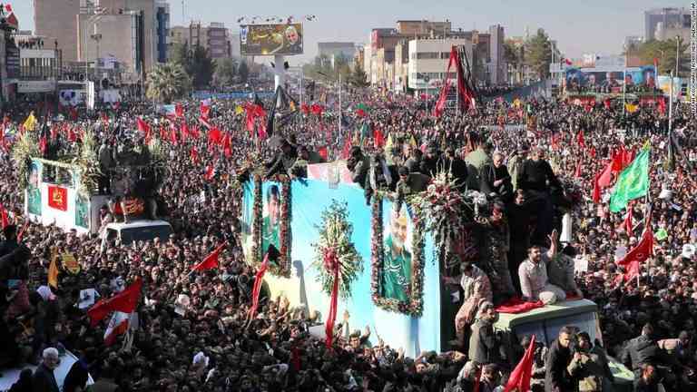 CNN.co.jp : イラン司令官の葬儀に群集殺到、死者５６人