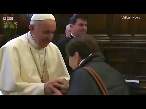 伝統を拒否？　ローマ法王が指輪にキスさせず - YouTube