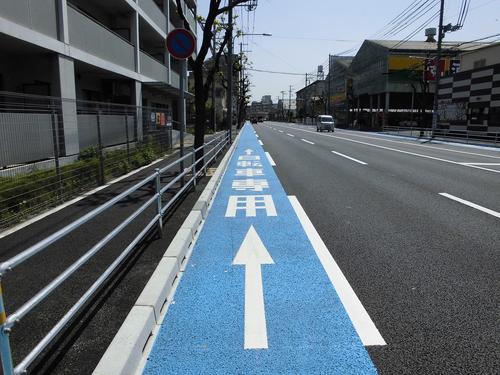 【新宿】どっちが悪い？スクールバスが自転車に幅寄せ！しかし自転車乗りの行動にバス運転手も激怒！