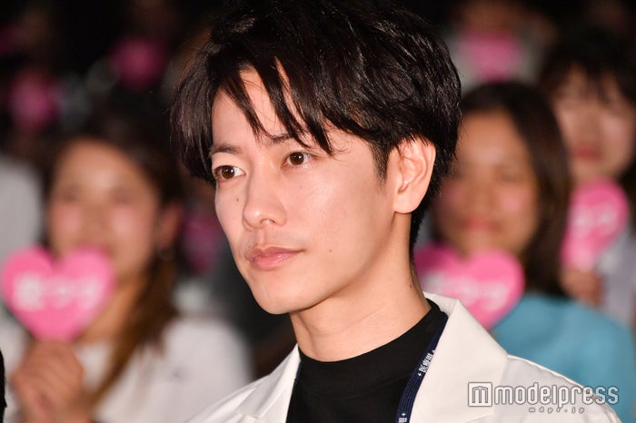 佐藤健、突然胸タッチ “魔王”キャラでミキ昴生翻弄「抱かれたいです」＜恋はつづくよどこまでも＞ - モデルプレス