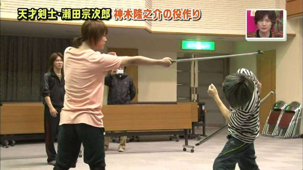 佐藤健 x 神木隆之介 practicing for RuroKen (Sato Takeru, Kamiki Ryunosuke) - YouTube