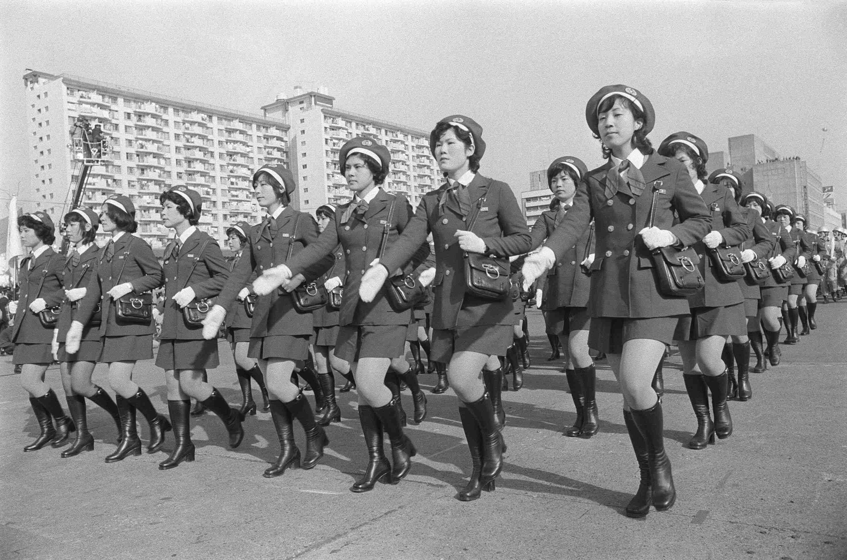 【画像】48年前（1972年）の仕事始めの写真が話題　着物姿の電話交換手など