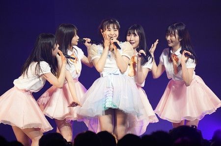 “新潟の太陽” NGT48本間日陽ソロコン、親友 AKB48福岡聖菜＆HKT48豊永阿紀が応援に - 趣味女子を応援するメディア「めるも」