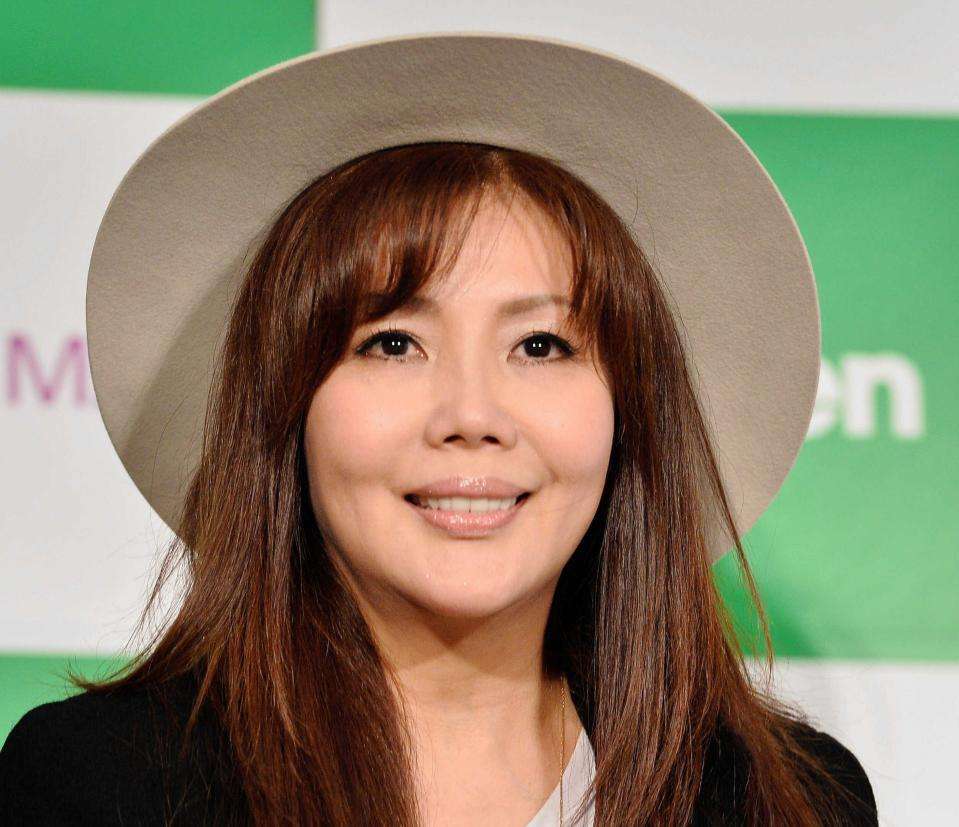 小川菜摘　夫・浜田雅功と正月休暇でハワイに…写真も投稿、仲良し夫妻と4人で夕日を背景に