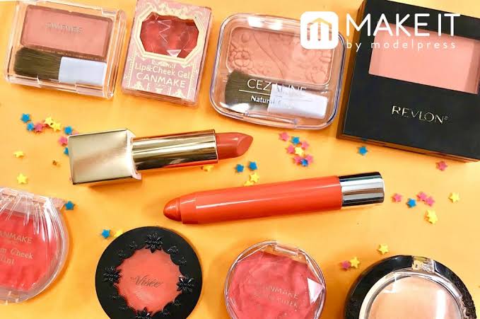 オレンジ色のチークを愛用の方！