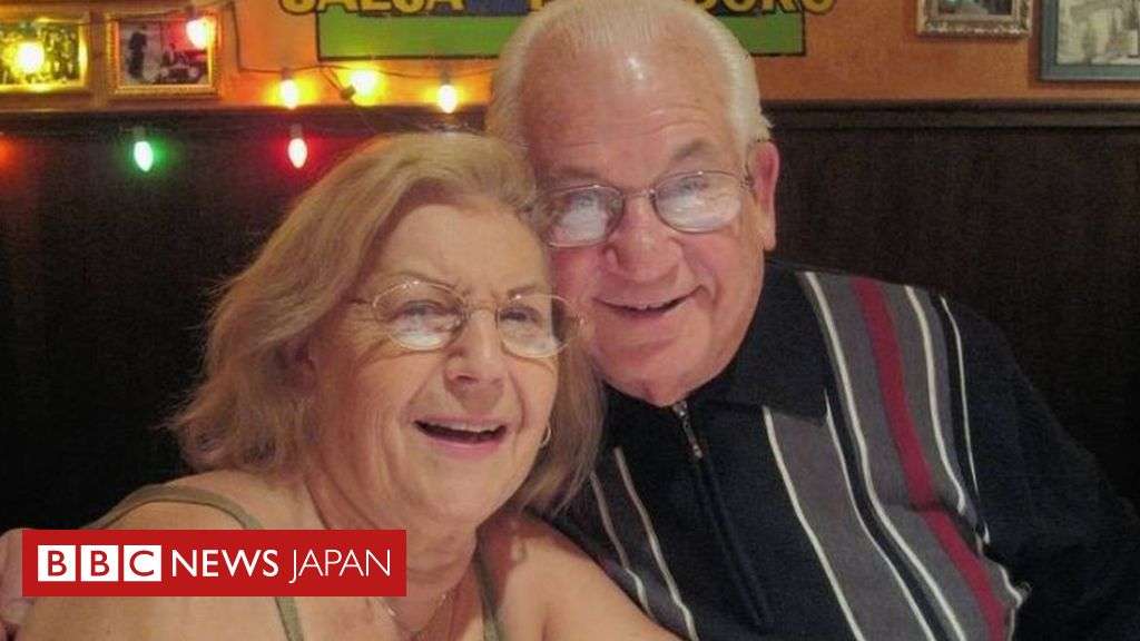 69年連れ添った夫妻、手をつないだまま1時間の間に亡くなる - BBCニュース