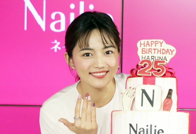 川口春奈、サプライズケーキに感激！ 25歳は「大人の階段という感じ」