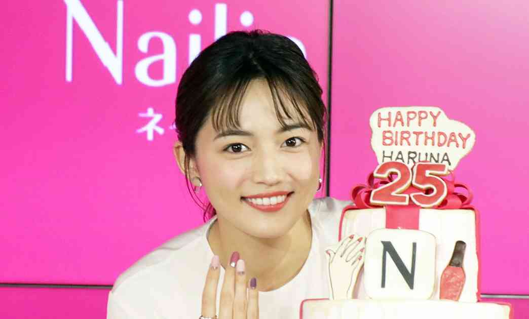 川口春奈、サプライズケーキに感激！25歳は「大人の階段という感じ」 - シネマトゥデイ