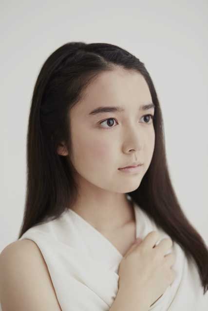 佐藤健に見つめられ上白石萌音が照れ笑いするオフショットに「私も見つめられたい」「羨ましすぎ」と反響
