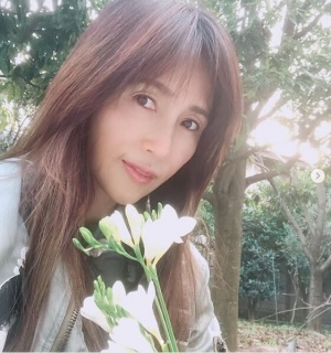 工藤静香、フリージアの写真投稿に批判殺到「花より自分の顔がメインだし」(1ページ目) - デイリーニュースオンライン