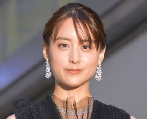 山本美月、寝転び“ショーパン生脚”披露「脚が綺麗で長い！」 | ORICON NEWS