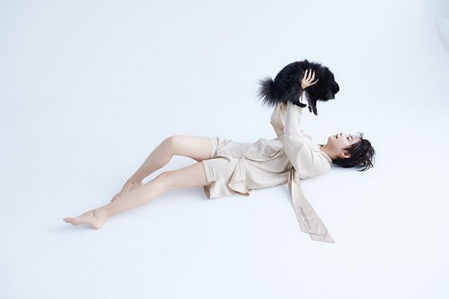 山本美月、寝転び
