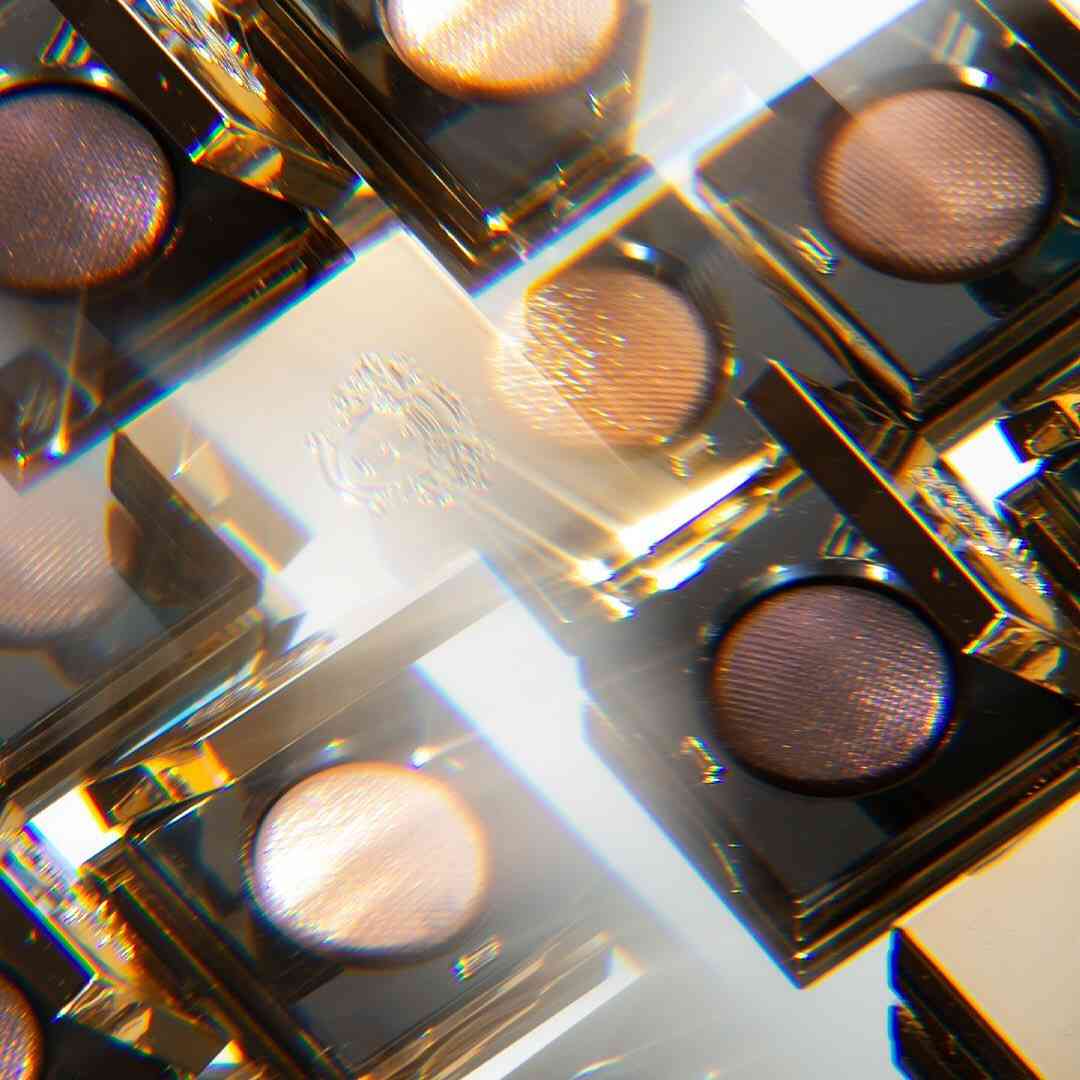 Bobbi Brown Japan Official on Instagram: “独自製法で空気のようにやわらかくまぶたにフィット♡  Luxe Eye Shadow Bring Back 《 #リュクスアイシャドウ #ムーンストーン #メタルローズ #サンフレア #サーパンタイン #ボルケニック #インカンデスント 》…”