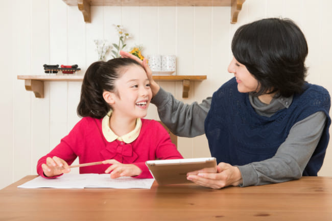 欧米流「褒める」子育ては、子どもを忍耐力のない大人にしないのか | オトナンサー
