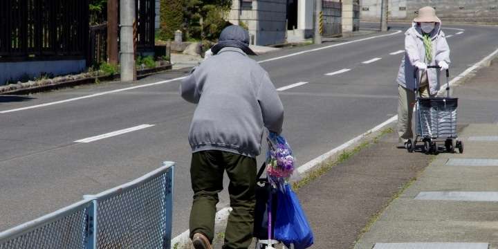 歩行者は右側通行？　左側通行？　道交法をチェック - 弁護士ドットコム